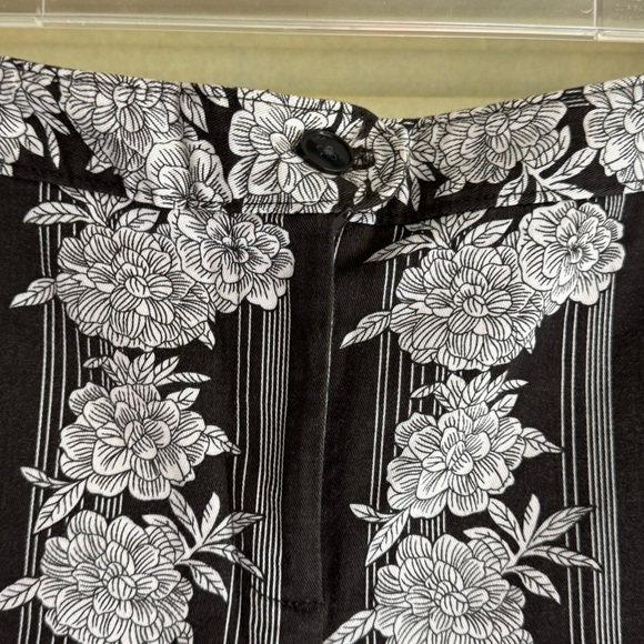 LOFT Black and White Floral Striped Cropped Pants - Picture 4 of 6